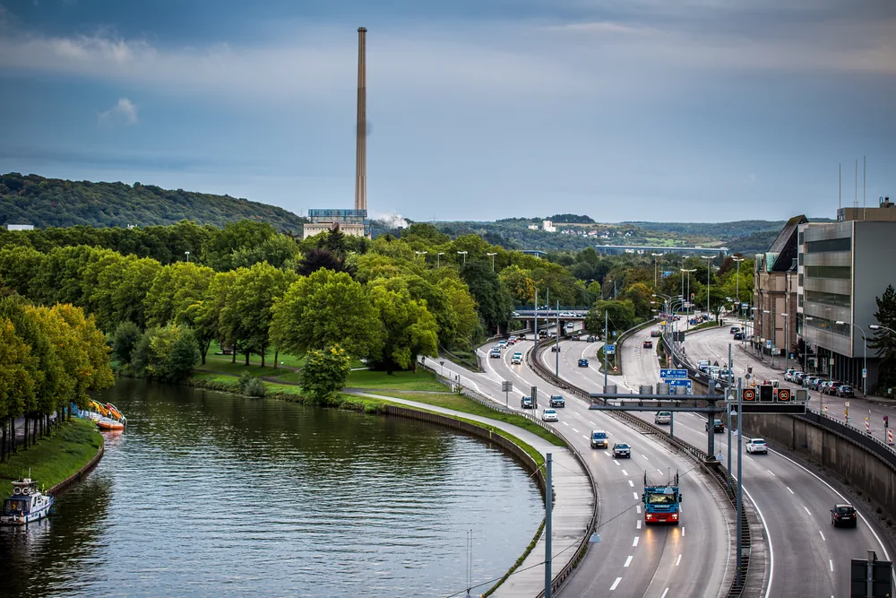Sarrebruck avec la Sarre et l’autoroute urbaine